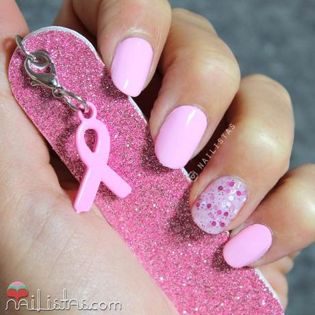 Manicura rosa contra el cáncer de mama