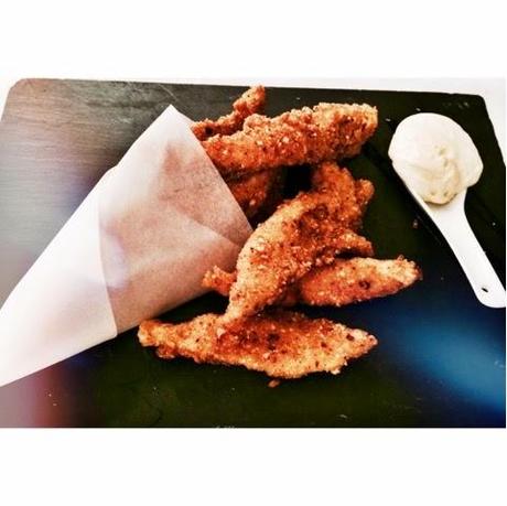 RECETA. Tiras de pollo rebozadas con maicitos y salsa de alioli con mostaza.