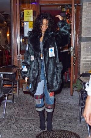 Rihanna, vaqueros de patchwork y abrigo de pelo con pegatinas