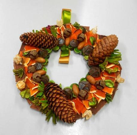 Adorno corona con piñas, pieles de naranja, bellotas