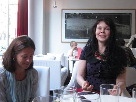 La autora con la intérprete en la entrevista.