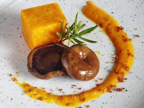 Níscalos asados con calabaza y sal de jamón