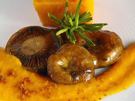 Níscalos asados con calabaza y sal de jamón