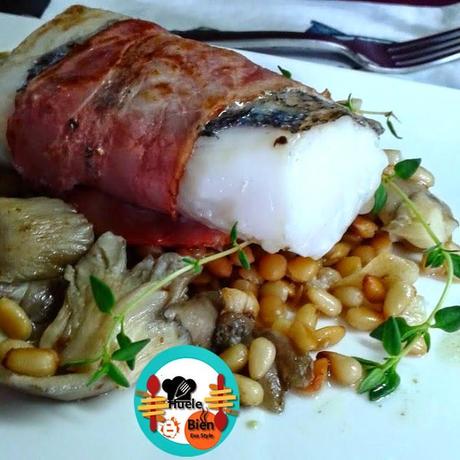 Merluza con setas y beicon