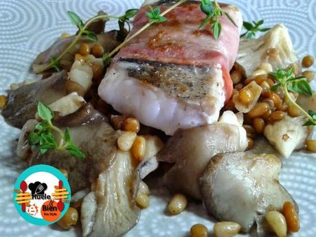 Merluza con setas y beicon