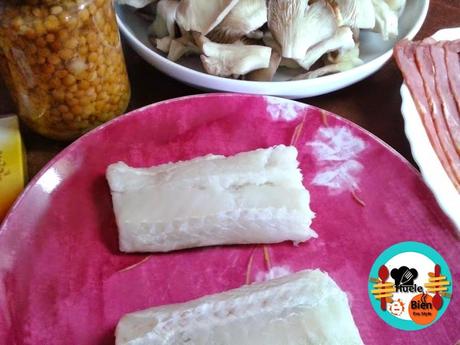 Merluza con setas y beicon