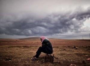 Un refugiado kurdo espera noticias de Kobane en la ciudad turca de Mursitpinar / Flickr: ARIS MESSINIS / AFP