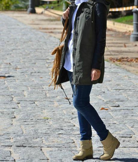 Look: Parka + camisa blanca + botines