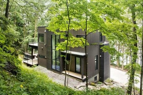 Casa Moderna en los Bosques de Quebec  /  Modern Style House in Quebec Grove