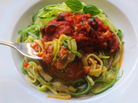 Espaguetis de calabacín a la putanesca