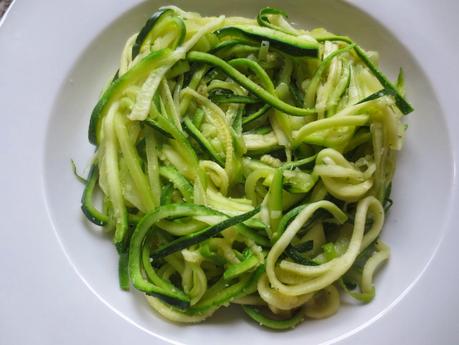 Espaguetis de calabacín a la putanesca