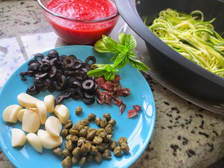 Espaguetis de calabacín a la putanesca