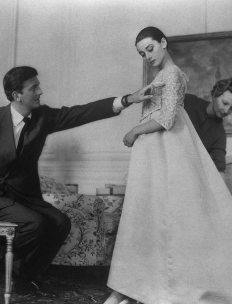 Hubert de Givenchy y Audrey Hepburn en una prueba de vestuario para el estreno de la película 'Historia de una monja' (Fred Zinneman, 1959) © Corbis Images