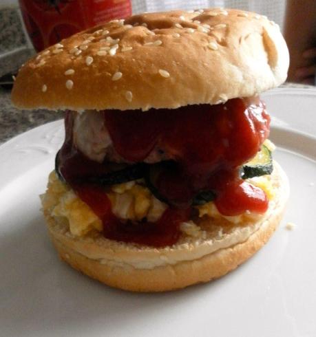 Hamburgesa casera, vacuno y cerdo, huevos, huevos revueltos, carne picada, receta, cocina, gastronomica, kepchú, calabacín, cebolla, queso