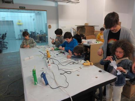 Luis Díaz con chicos y chicas en los talleres de aeromodelismo de fabLAB.
