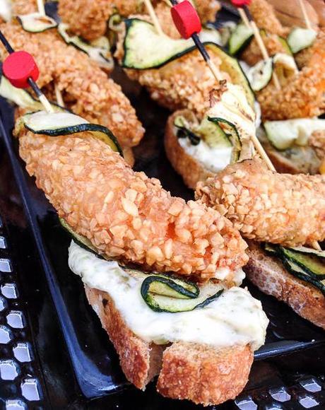 Brocheta-de-langostinos-rebozados-con-almendras-y-tira-de-calabacin-con-tostada-con-salsa-tartara-establiments-planes-baco-y-boca