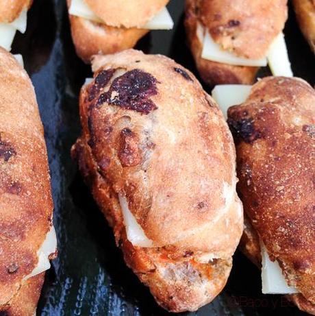 Mini-bocadillos-de-pan-de-pasas-y-nueces-de-queso-curado-establiments-planes-baco-y-boca