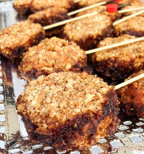 Piruleta-de-pollo-relleno-de-queso-de-cabra-jamon-iberico-y-huevo-duro-rebozado-con-crujiente-de-quicos-y-salsa-barbacoa-establiments-planes-baco-y-boca