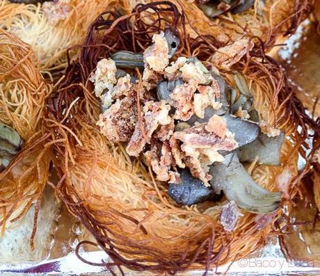 nido-con-mousse-de-jamon-iberico-alcachofas-del-prat-y-crujiente-de-cebolla-establiments-planes-baco-y-boca