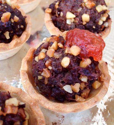 Bombon-de-butifarra-negra-salteada-con-almendras-caramelizadas-y-mermelada-de-tomate-establiments-planes-baco-y-boca