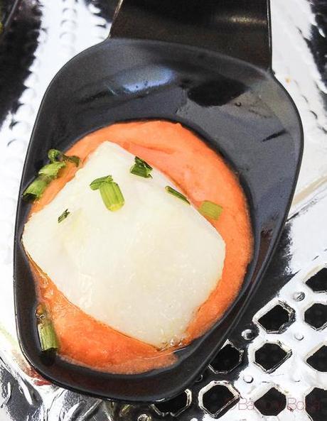 Dado-de-bacalao-confitado-en-aceite-de-oliva-virgen-con-base-de-salmorejo-establiments-planes-baco-y-boca