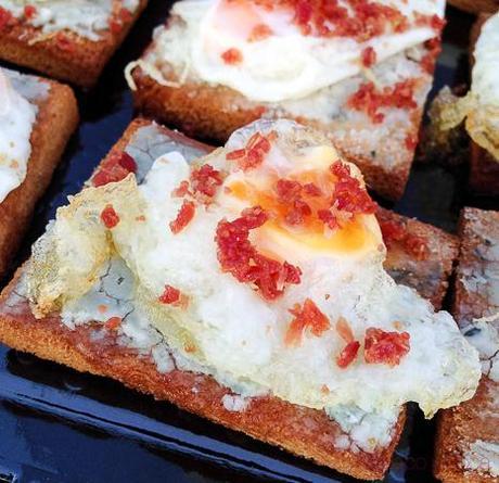 montaditos-de-crujiente-de-jamon-con-huevo-de-codorniz-establiments-planes-baco-y-boca