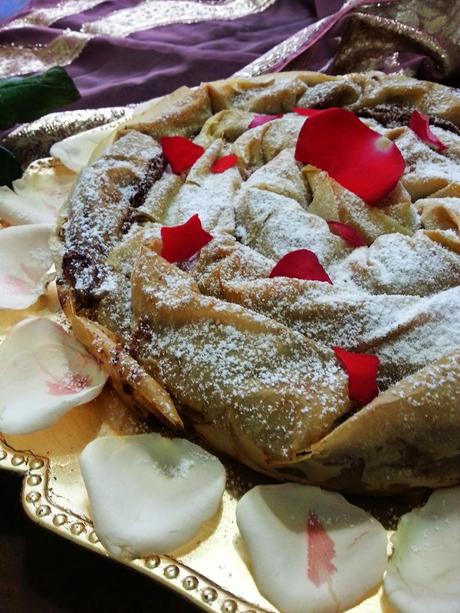 SERPIENTE DE FRANGIPANE, PISTACHOS Y AGUA DE ROSAS