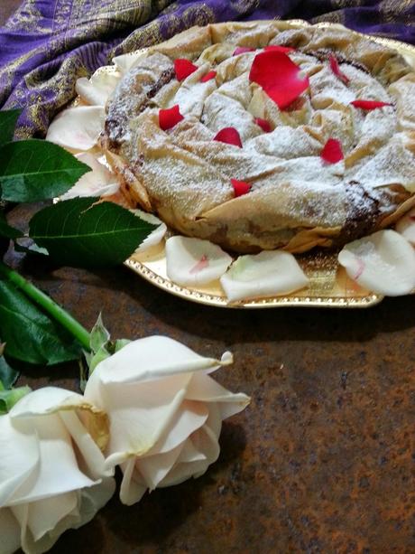 SERPIENTE DE FRANGIPANE, PISTACHOS Y AGUA DE ROSAS