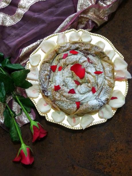SERPIENTE DE FRANGIPANE, PISTACHOS Y AGUA DE ROSAS
