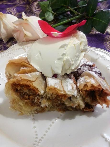 SERPIENTE DE FRANGIPANE, PISTACHOS Y AGUA DE ROSAS