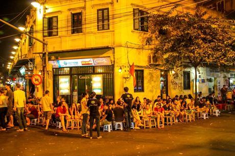 Turistas y juventud a bia hoi (cañas), Hanoi