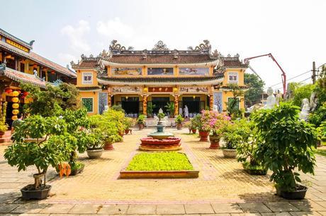 Ceremonia en un templo, Hoi An