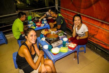 Con Violet cenando Hot Pot en Hanoi