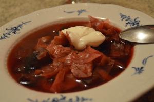 Borsch con su característico color rojo. Servido con nata
