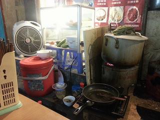 Cena hecha en un hornillo en la calle