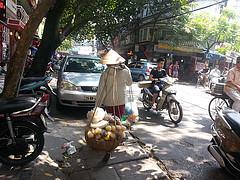 Mujer cargando productos para vender