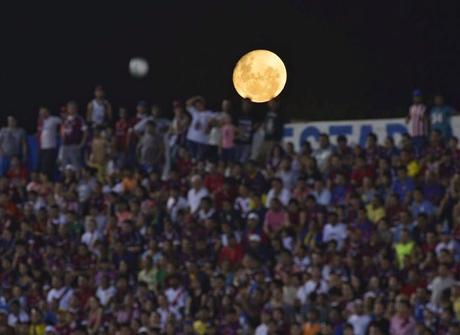 Luna llena sobre el estadio del Cluj