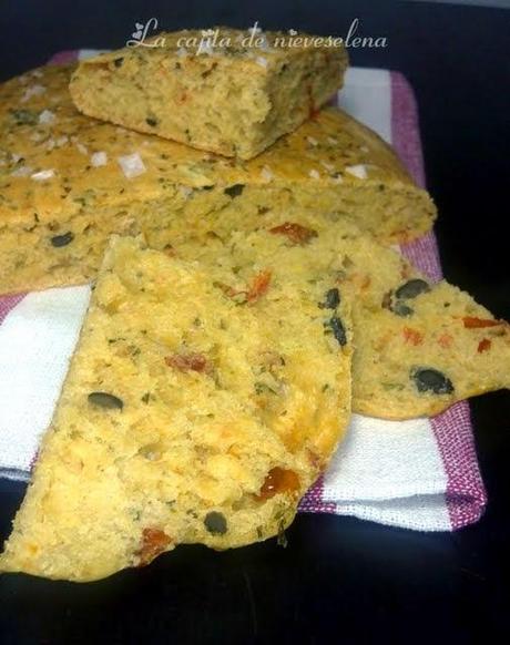 Focaccia italiana de tomatitos en aceite y aceitunas negras