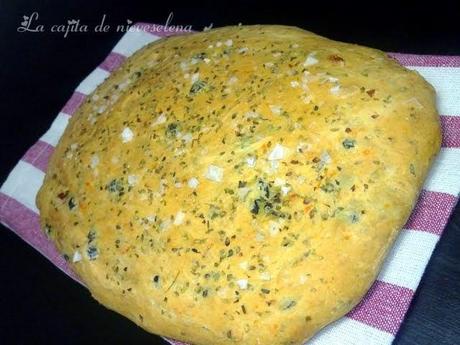 Focaccia italiana de tomatitos en aceite y aceitunas negras