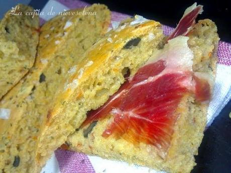 Focaccia italiana de tomatitos en aceite y aceitunas negras