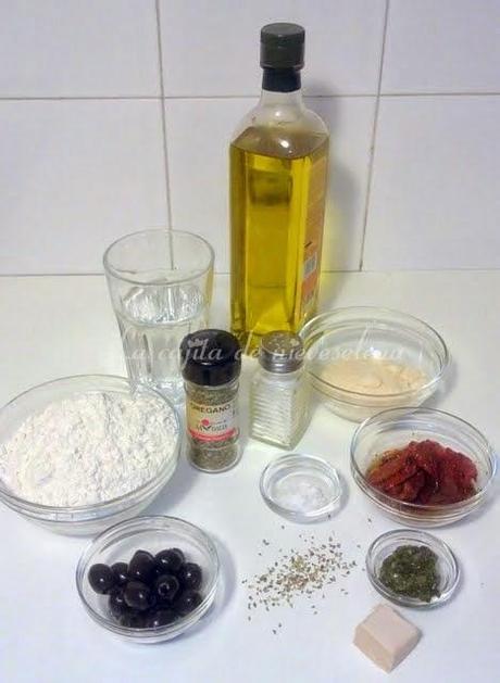 Focaccia italiana de tomatitos en aceite y aceitunas negras