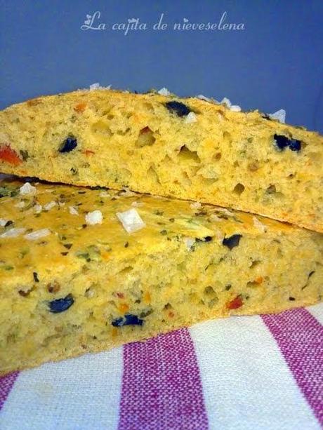 Focaccia italiana de tomatitos en aceite y aceitunas negras