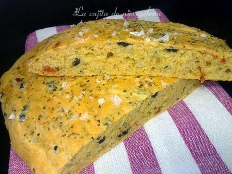 Focaccia italiana de tomatitos en aceite y aceitunas negras