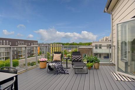 Terrazas en los pisos nórdicos pisos y áticos en países nórdicos grandes terrazas decoración encimera de mármol de Carrara diseño de exteriores blog estilo nordico escandinavo blog decoracion interiores balcones y terrazas diseño armarios con puertas correderas 