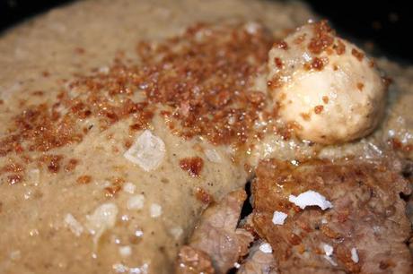 FILETES FINOS DE TERNERA CON SALSA DE SETAS