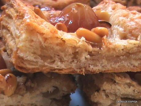 COCA DE LLARDONS ( CHICHARRONES) CON UVAS. RETO  COLOR Y SABOR  DE TEMPORADA.