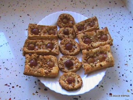 COCA DE LLARDONS ( CHICHARRONES) CON UVAS. RETO  COLOR Y SABOR  DE TEMPORADA.