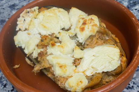 Berenjenas rellenas de champiñones, atún y anchoas gratinadas en queso de cabra