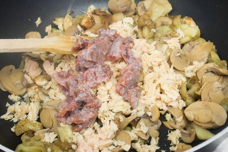 Berenjenas rellenas de champiñones, atún y anchoas gratinadas en queso de cabra