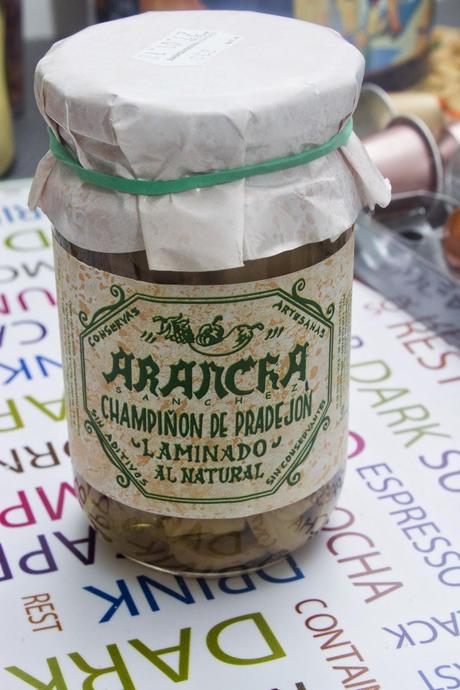 Berenjenas rellenas de champiñones, atún y anchoas gratinadas en queso de cabra